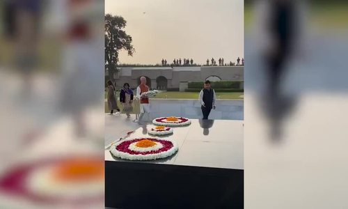 Tỷ phú Jeff Bezos đưa bạn gái đi Ấn Độ