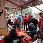 Khách nước ngoài bật mí lịch chơi Tết Tục xin chữ đầu năm đã trở thành một nét đẹp trong văn hóa truyền thống của người Việt. Ảnh: Ngọc Thành.