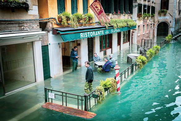 Nữ phóng viên quẩy balô vào Venice ngập trong biển nước - Ảnh 3.