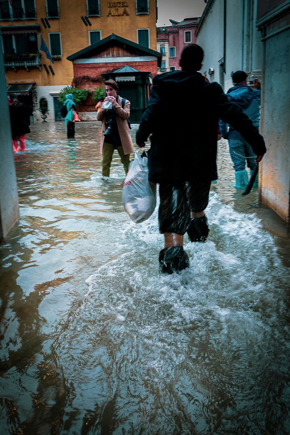 Nữ phóng viên quẩy balô vào Venice ngập trong biển nước - Ảnh 8.
