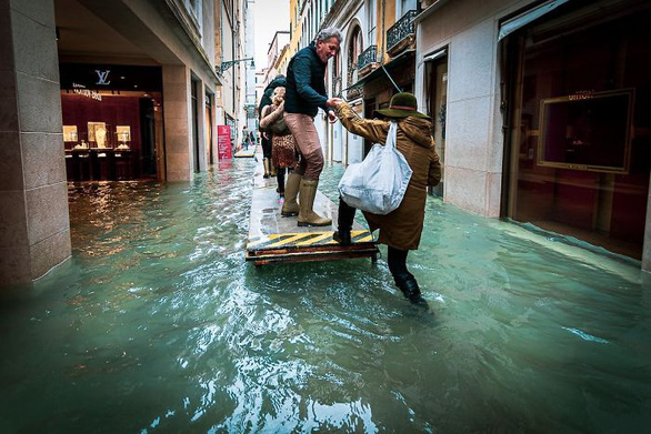 Nữ phóng viên quẩy balô vào Venice ngập trong biển nước - Ảnh 4.