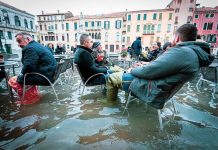 Nữ phóng viên quẩy balô vào Venice ngập trong biển nước Nữ phóng viên quẩy balô vào Venice ngập trong biển nước - Ảnh 1.