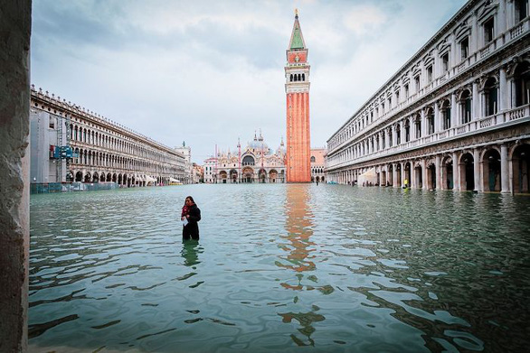 Nữ phóng viên quẩy balô vào Venice ngập trong biển nước - Ảnh 2.