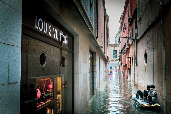 Nữ phóng viên quẩy balô vào Venice ngập trong biển nước - Ảnh 5.