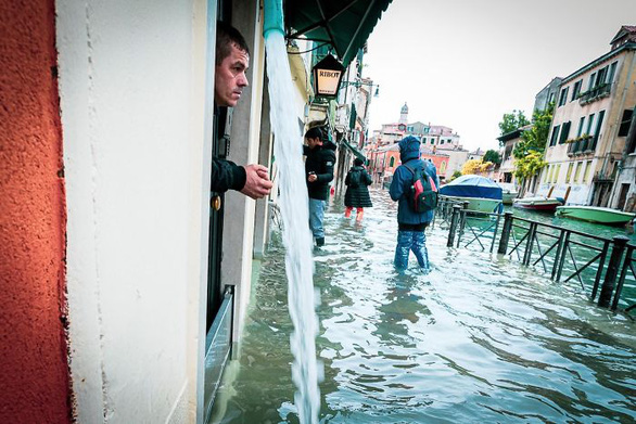 Nữ phóng viên quẩy balô vào Venice ngập trong biển nước - Ảnh 7.