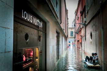 Trai nghiem mot ngay ngap lut lich su o Venice hinh anh 2 venice_flood_photography_natalia_elena_massi_2019_3_5e09cd3983b63_700.jpg