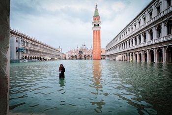 Trai nghiem mot ngay ngap lut lich su o Venice hinh anh 9 venice_flood_photography_natalia_elena_massi_2019_5_5e09cd3d8a8b0_700.jpg
