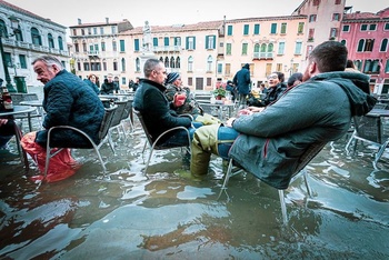 Trai nghiem mot ngay ngap lut lich su o Venice hinh anh 7 venice_flood_photography_natalia_elena_massi_2019_8_5e09cd4340310_700.jpg