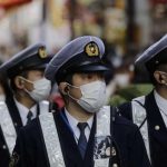 20.000 khách Trung Quốc hủy tour Nhật vì dịch viêm phổi Cảnh sát đeo khẩu trang tuần tra phố Tàu của thành phố Yokohama, phía tây Tokyo. Ảnh: AP.