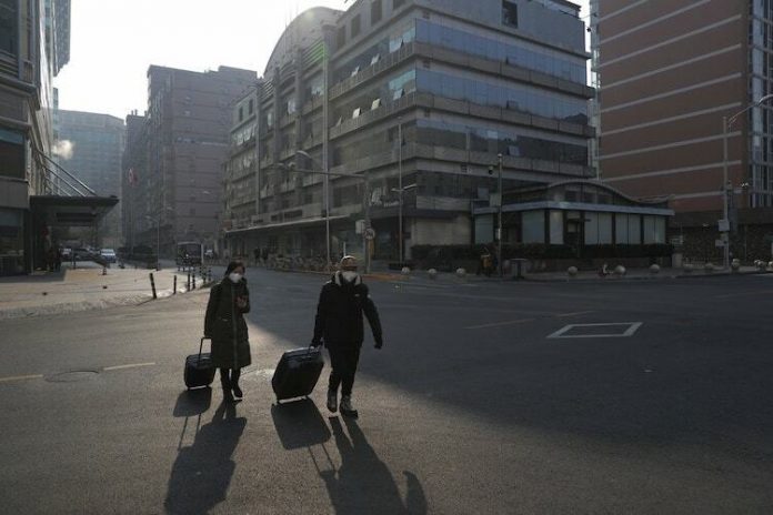 Đường phố Bắc Kinh vắng người vào 25/1. Ảnh: Wu Hong/EPA.