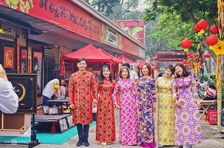 Khách Tây cho rằng việc người Việt mặc áo dài đi dạo phố là điểm khác biệt với tết kiểu Trung Quốc.