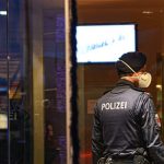 Hai khách sạn ở châu Âu bị phong tỏa Một cảnh sát đeo khẩu trang trước khi vào trong khách sạn Grand Europa sau khi nơi này bị cách ly vì một nhân viên dương tính với nCoV. Ảnh: Reuters.