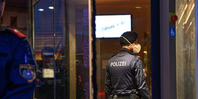 Một cảnh sát đeo khẩu trang trước khi vào trong khách sạn Grand Europa sau khi nơi này bị cách ly vì một nhân viên dương tính với nCoV. Ảnh: Reuters.