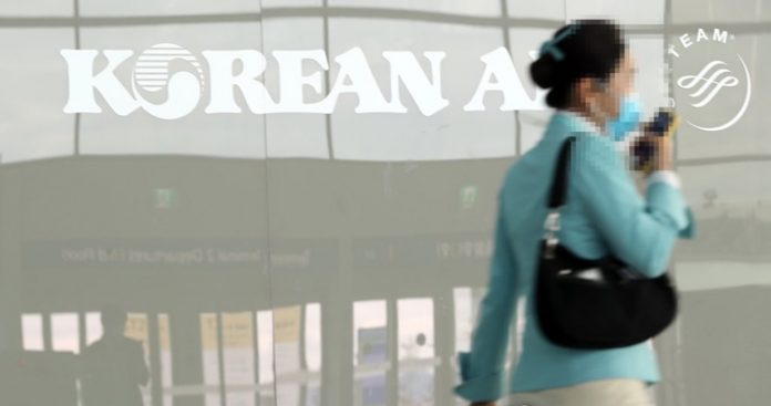 Ảnh chụp một tiếp viên của hãng Korean Air tại nhà ga số 2 ở sân bay Incheon vào ngày 25/2. Ảnh: Yonhap.