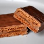 Lý do không nên mua bánh quy ở sân bay Bánh quy chocolate Tim Tam là loại bánh rất nổi tiếng và được nhiều người yêu thích. Ảnh: Sweets seriouseats.