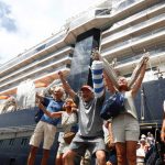 Australia tìm 4 công dân rời tàu Westerdam Hành khách trên tàu MS Westerdam thể hiện sự vui mừng khi được cập cảng
