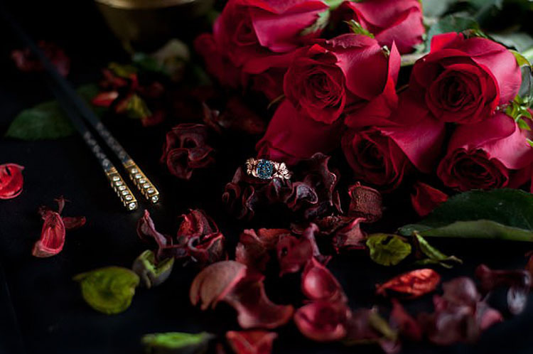 Trong bữa ăn, hai vợ chồng sẽ được tặng hai đôi đũa nạm 42 viêm kim cương cùng nhẫn Jane Seymour. Đây là chiếc nhẫn vàng hồng và bạch  kim, phía trên đính kim cương màu xanh 2,08 carat quý hiếm. Ảnh: 