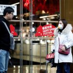 Nhiều cửa hàng vắng khách vì virus corona NĐến nay, các ước tính tác động của những lệnh cấm lên việc kinh doanh của các khách sạn hay cửa hàng cao cấp ở Pháp vẫn chưa rõ ràng. Nhưng khách hàng Trung Quốc từ lâu đã trở thành nguồn thu nhập chính cho những doanh nghiệp này. Ảnh: Reuters.