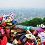 Những trải nghiệm ngày lễ tình nhân Hàng nghìn móc khóa bền chặt trên cây cầu dù mưa nắng. Ảnh: Linda.