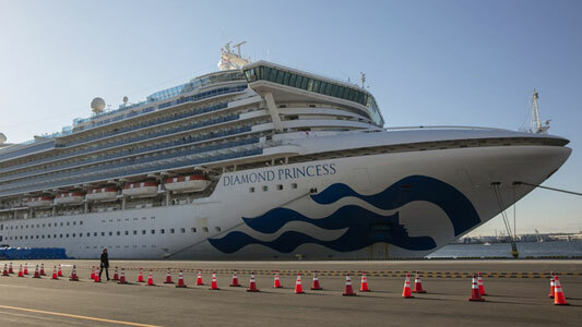 Du thuyền Diamond Princess bị cách ly tại Yokohama, gần Tokyo. Ảnh: AP.