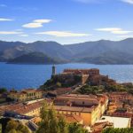 Khách sạn hoàn tiền nếu trời mưa Nơi đây còn có những pháo đài cổ, hoạt động tắm bùn giàu khoáng chất và là nơi Napoleon từng bị lưu đày. Ảnh: iStock.