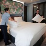 Hỗ trợ tiền cho nhân viên ngành du lịch vì Covid-19 Dọn phòng của khách sạn Copthorne King, Vicky Zhang (trái), và Rachel Chen, trợ lý giám đốc điều hành, trình diễn cách họ dọn giường. Ảnh: Jason Quah/ Straitstimes.