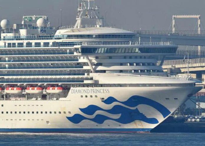 Con tàu với hơn 3.700 hành khách, thủy thủ đoàn đang bị cách ly tại cảng Yokohama, gần thủ đô Tokyo. Đến ngày 17/2, số ca nhiễm nCoV trên tàu là 356 người với 16 ca nhiễm là du khách Australia. Ảnh: AFP.
