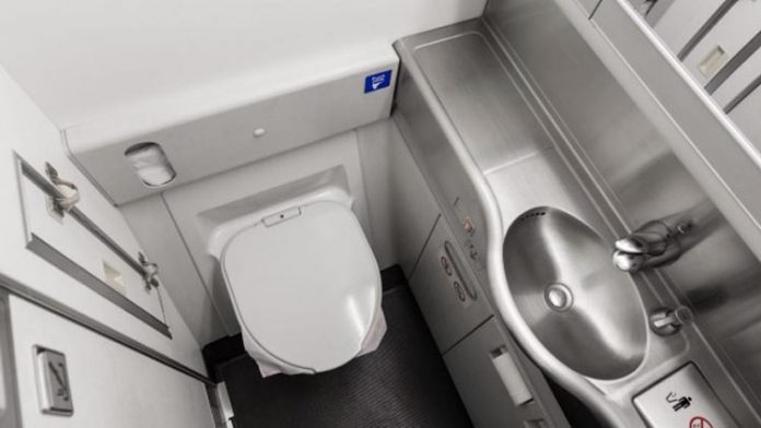 Trong một số chặng bay, có thể Air Canada vẫn sử dụng các máy bay bị lỗi hệ thống cấp nước, nhưng họ đảm bảo sẽ luôn có đủ nước đóng chai để hành khách rửa tay. Ảnh: ShutterStock.