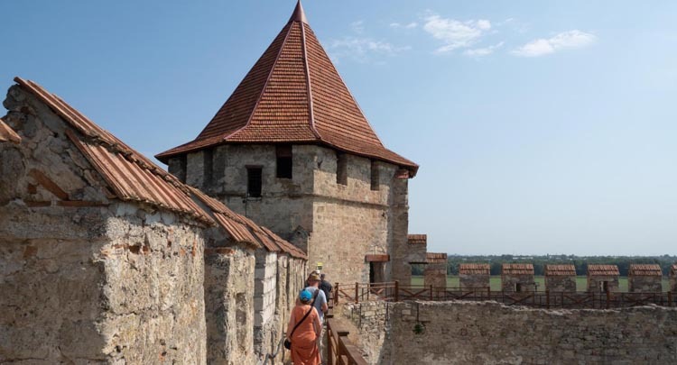 Pháo đài có từ thế kỷ 16, bên trong là một bảo tàng nhỏ và có thể nhìn sông Dniester là một trong những điểm du lịch hút khách ở đây. Ảnh: BBC.
