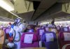 Nhiều hãng bay ngừng mọi chuyến đến Trung Quốc Phi hành đoàn Thai Airways khử trùng cabin của một máy bay nhằm ngăn chặn sự lây lan của virus Corona tại sân bay quốc tế Suvarnabhumi, Bangkok, Thái Lan vào 28/1. Ảnh: AFP.