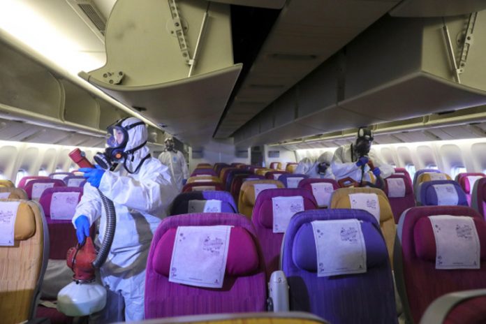 Phi hành đoàn Thai Airways khử trùng cabin của một máy bay nhằm ngăn chặn sự lây lan của virus Corona tại sân bay quốc tế Suvarnabhumi, Bangkok, Thái Lan vào 28/1. Ảnh: AFP.