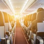 Đừng cởi giày khi máy bay cất, hạ cánh Bạn nên đếm số hàng ghế từ chỗ mình ngồi đến cửa ra, để đề phòng trường hợp khói trong cabin khiến bạn không thể mở mắt. Do đó, việc nhớ được số hàng ghế sẽ giúp bạn dễ dàng định vị được đường ra và thoát ra ngoài, dù không nhìn thấy gì. Ảnh: Shutterstock.