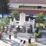 Chợ Lớn vắng khách du lịch mùa dịch Covid-19, chỉ thấy người bán Từ sáng sớm đến trưa, Chợ Lớn vắng vẻ người ra vào. Thời điểm này, hầu như
các tiểu thương đều mở bán trễ hơn và dọn hàng sớm hơn vì vắng khách /// Trần Kim Anh