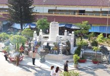 Chợ Lớn vắng khách du lịch mùa dịch Covid-19, chỉ thấy người bán Từ sáng sớm đến trưa, Chợ Lớn vắng vẻ người ra vào. Thời điểm này, hầu như
các tiểu thương đều mở bán trễ hơn và dọn hàng sớm hơn vì vắng khách /// Trần Kim Anh