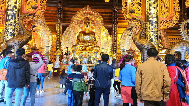 Hàng vạn người đi hội chùa Bái Đính - ngôi chùa có nhiều kỷ lục châu Á - ảnh 8