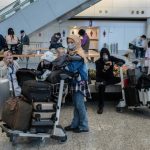 Buộc phải đi máy bay trong mùa dịch, chỉ cần nhớ một điều này Buộc phải đi máy bay trong mùa dịch, chỉ cần nhớ một điều này - Ảnh 1.