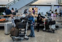 Buộc phải đi máy bay trong mùa dịch, chỉ cần nhớ một điều này Buộc phải đi máy bay trong mùa dịch, chỉ cần nhớ một điều này - Ảnh 1.