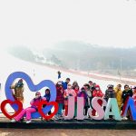 Chính sách hoàn tiền cho du khách trong mùa dịch Khách đoàn của Tugo đeo khẩu trang khi du lịch mùa dịch. Ảnh: Tugo.