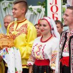 Cuốn hộ chiếu không để đi nước ngoài Người dân mặc trang phục truyền thống trong những ngày lễ trọng đại. Văn hóa của Transnistria ảnh hưởng nhiều từ văn hóa Nga. Ảnh: BBC.