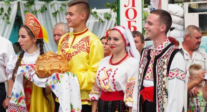 Người dân mặc trang phục truyền thống trong những ngày lễ trọng đại. Văn hóa của Transnistria ảnh hưởng nhiều từ văn hóa Nga. Ảnh: BBC.