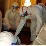 Một du khách Trung Quốc chết ở Thái Lan Pháp y thu thập bằng chứng từ phòng khách sạn ở huyện Mae Rim, Chiang Mai, nơi một phụ nữ Trung Quốc 32 tuổi được tìm thấy đã chết vào ngày 29/1. Ảnh: Panumet Tanraksa/Bangkok post.