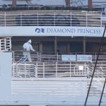 Thủy thủ đoàn Diamond Princess bị cách ly lần hai Nhân viên y tế trên tàu hôm 19/2. Tàu Diamond Princess bắt đầu bị phong tỏa tại cảng Yokohama vào ngày 5/2. Các thủy thủ đoàn phần lớn đều tiếp tục phải làm nhiệm vụ của mình, chuẩn bị bữa ăn, vệ sinh tàu và giao đồ ăn cho khách. Ảnh: AFP.