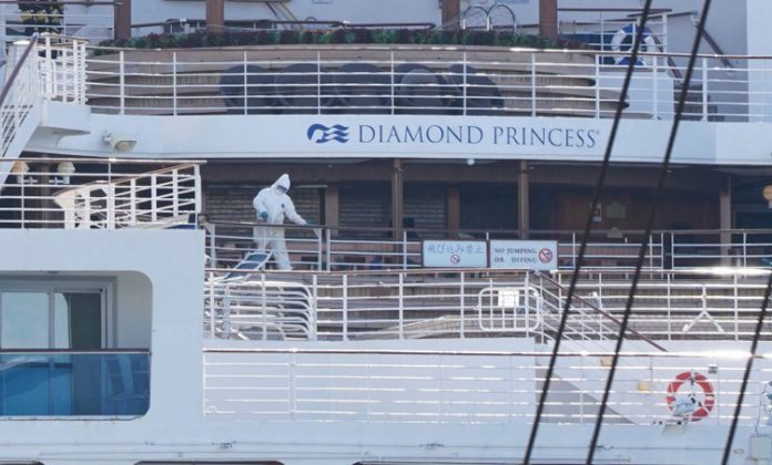 Nhân viên y tế trên tàu hôm 19/2. Tàu Diamond Princess bắt đầu bị phong tỏa tại cảng Yokohama vào ngày 5/2. Các thủy thủ đoàn phần lớn đều tiếp tục phải làm nhiệm vụ của mình, chuẩn bị bữa ăn, vệ sinh tàu và giao đồ ăn cho khách. Ảnh: AFP.