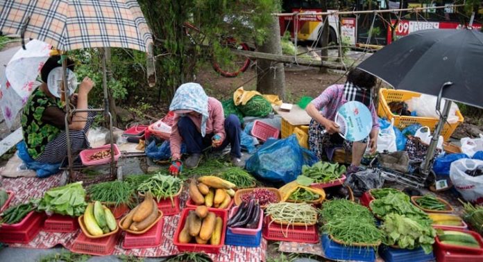 Thành phố có 3 chợ chính và 4 khu vực bày bán thực phẩm đặc sản. Thực phẩm tươi sống được bày bán khắp thành phố. Ảnh: BBC.