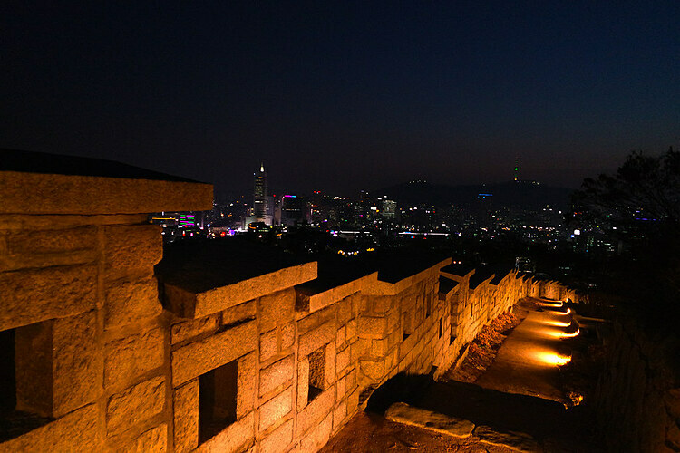 Pháo đài Seoul Ban đêm, bạn có thể thực hiện một chuyến đi bộ dọc theo pháo đài Seoul. Con đường kéo dài từ cổng Hyehwamun đến cổng Heunginjimun, dọc theo đường cong của bức tường Pháo đài sẽ được thắp sáng. Khi đi bộ tại đây, bạn sẽ được nhìn ngắm những vì sao đêm ở Seoul cũng như toàn cảnh thành phố về đêm.