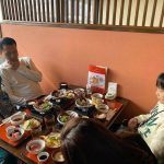 Công ty du lịch hạn chế đồ ăn sống trong tour Du khách thưởng thức bữa ăn trong tour Nhật Bản. Ảnh: Tugo.