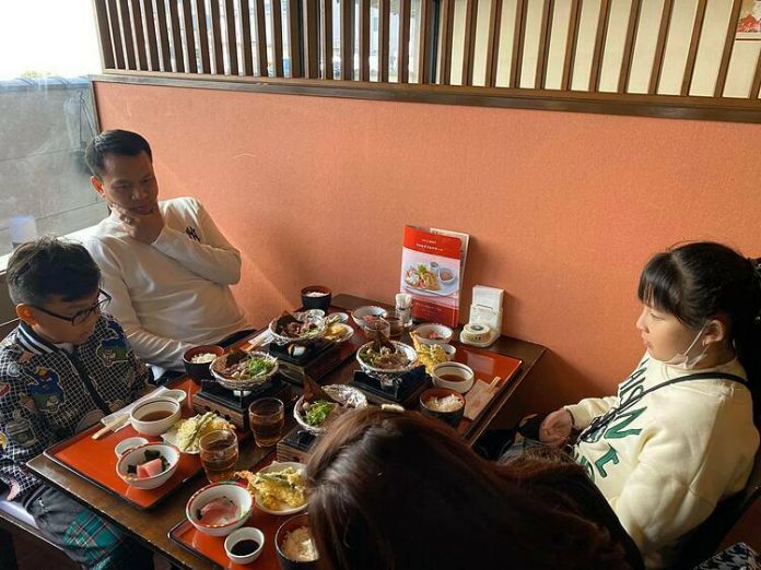 Du khách thưởng thức bữa ăn trong tour Nhật Bản. Ảnh: Tugo.