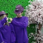 Tugo tặng áo đôi cho khách ngày Valentine Áo đôi mang sắc tím đặc trưng của công ty. Ảnh: Tugo