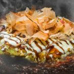 Các món nên thử khi đến Osaka mùa xuân Bánh xèo Nhật Bản là một trong những món ăn phổ biến trong mùa lễ hội. Ảnh: Flickr.