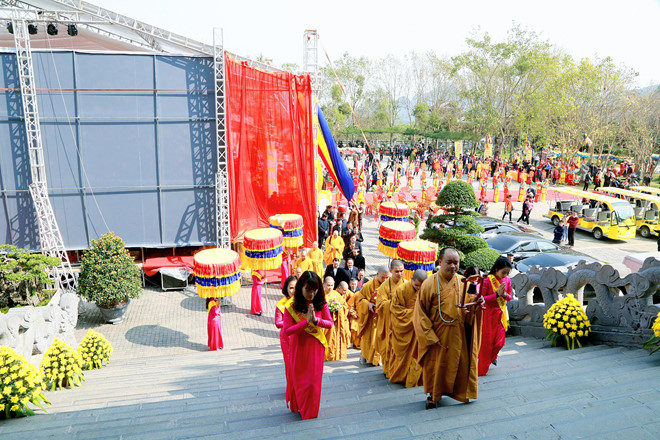 Hàng vạn người đi hội chùa Bái Đính - ngôi chùa có nhiều kỷ lục châu Á - ảnh 3